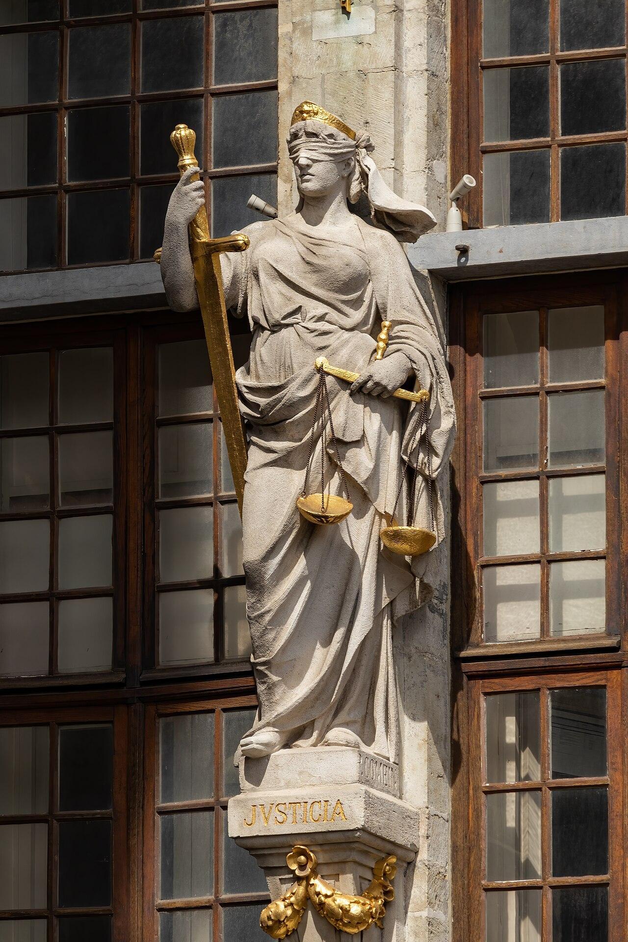 Statue de la Justice tenant la balance et le glaive