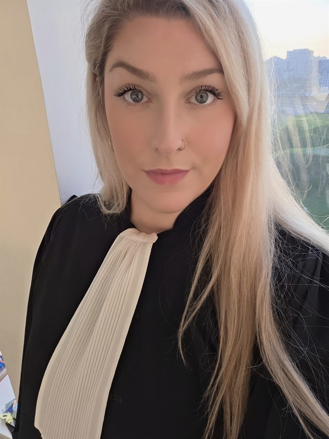 Maître Tatiana Schneider en robe d’avocate